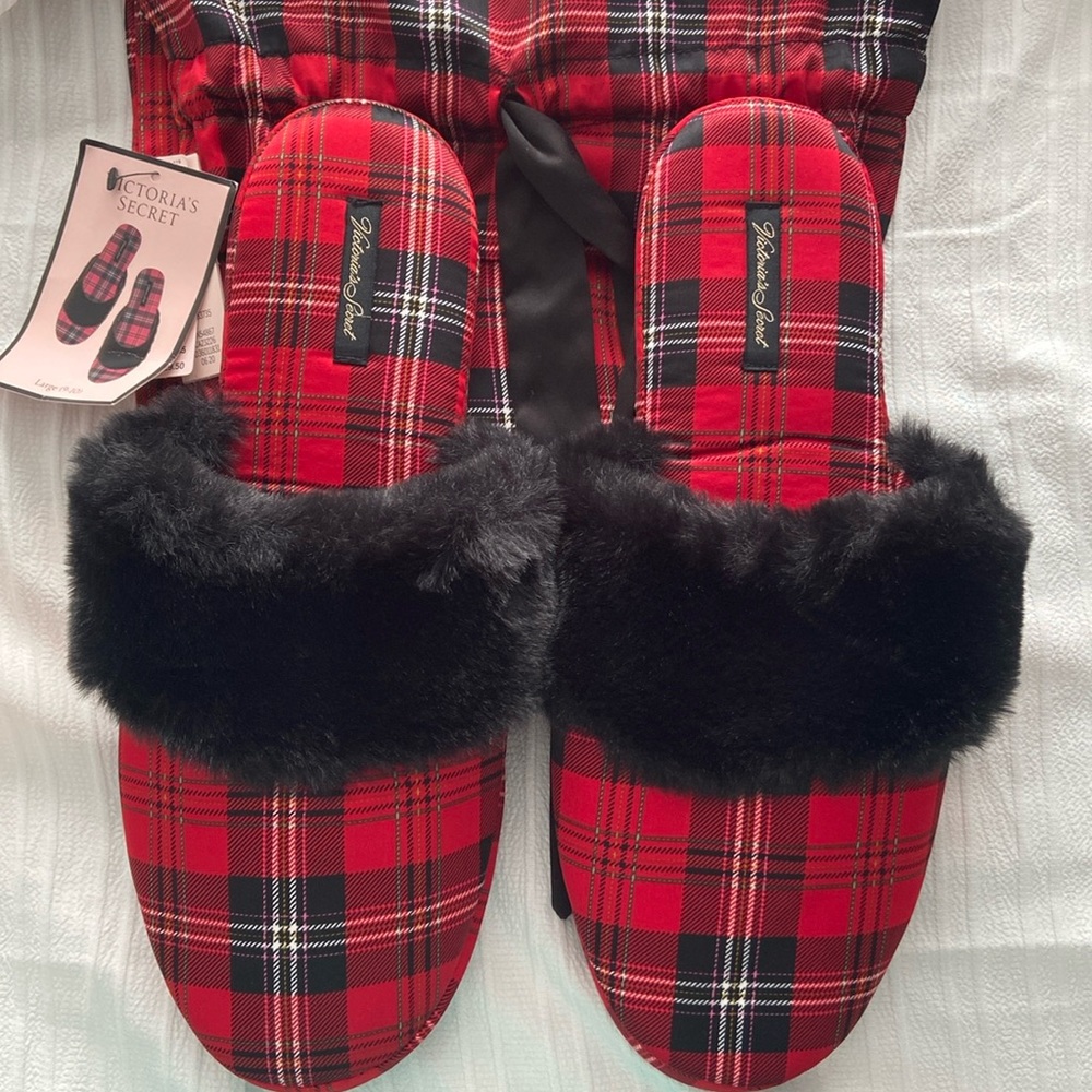 Victoria’s Secret slippers with pouch. Large
